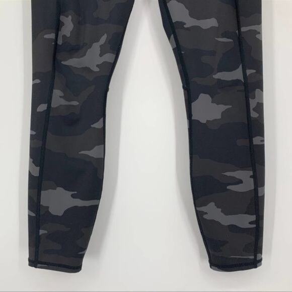 Athleta Camo Contender 7/8 Camouflage Leggings Black/Gray Large - Picture 8 of 12